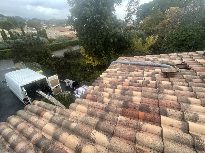 Mise en œuvre d’une isolation en laine de roche en comble perdu d’une maison sur Bouc Bel Air