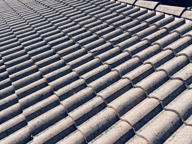 toiture avant nettoyage de tuile sur vitrolles