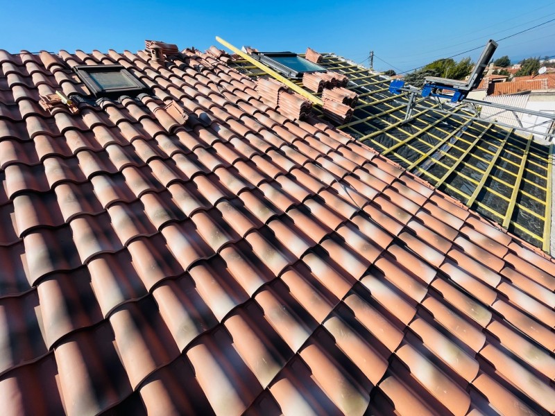 pose des tuiles mécaniques en cours près de marignane