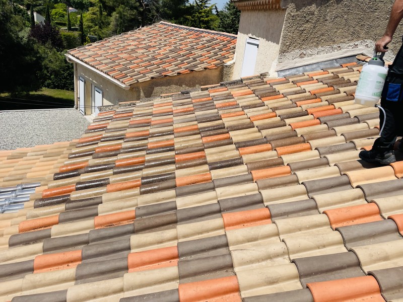 Démoussage et traitement d’une toiture type mécanique sur Mimet 13105 près de Gardanne 13120