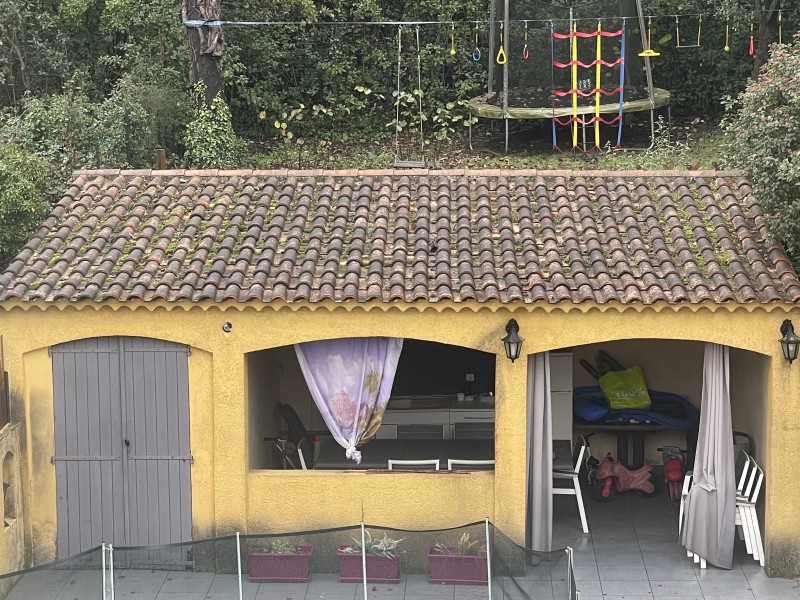 Démoussage et traitement de toiture d’une maison sur Bouc Bel Air près de Marignane.