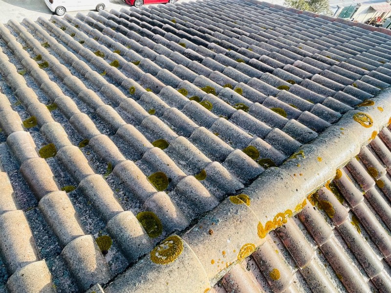 Nettoyage et traitement des tuiles mécaniques d’une toiture de maison sur Coudoux 13111