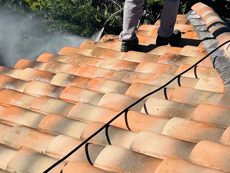 Rénovation d’une toiture type mécanique Abeilles sur Faîtage et nettoyage sur Vitrolles 13127 près de Marignane.