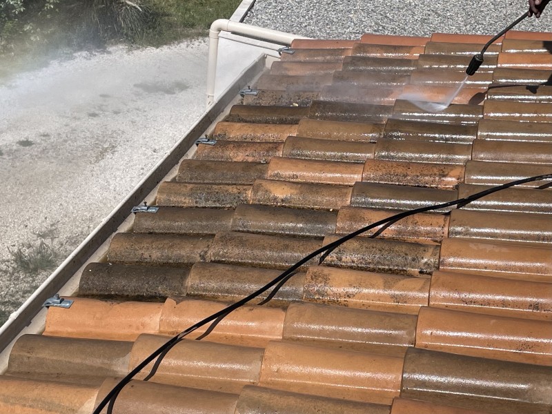 Démoussage et traitement d’une toiture type mécanique sur Mimet 13105 près de Gardanne 13120