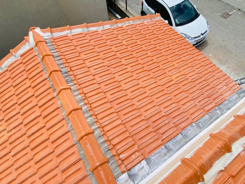 Chantier de changement de toiture en tuiles plates de Marseille sur Gréasque 13850 près de Gardanne