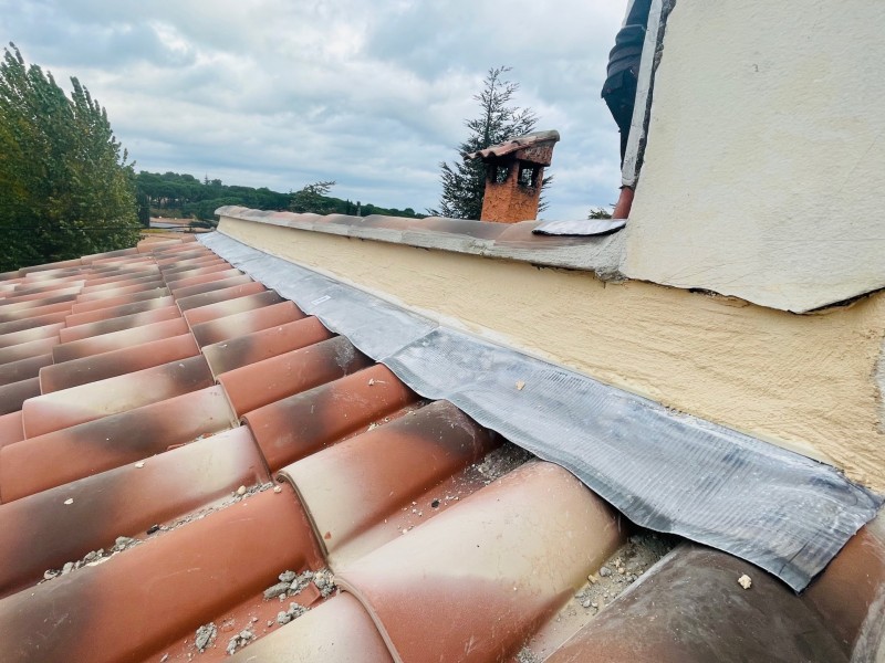 pose d'enduit sur solin en plomb sur calas