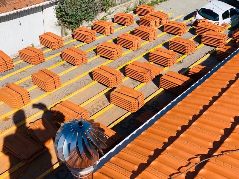 Chantier de changement de toiture en tuiles plates de Marseille sur Gréasque 13850 près de Gardanne