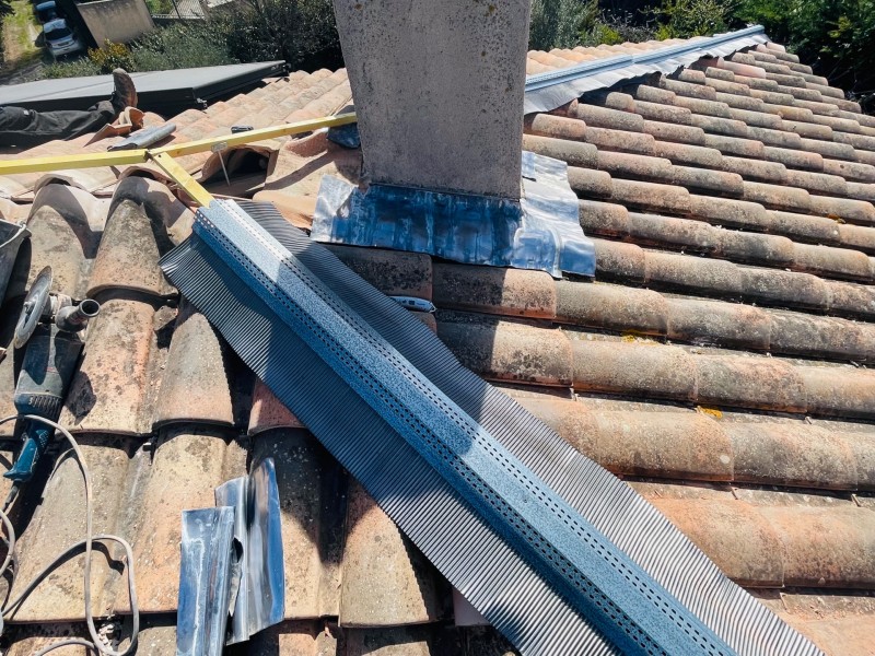 Rénovation d’une toiture type mécanique Abeilles sur Faîtage et nettoyage sur Vitrolles 13127 près de Marignane.