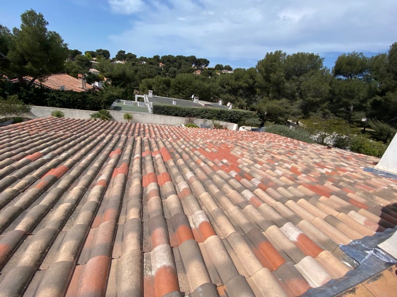 changement des tuiles cassees sur carry le rouet