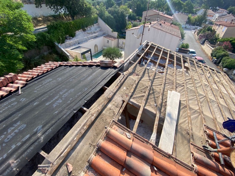 Réfection d’une toiture de maison en tuiles mécaniques Romane à Gardanne 13120 près de Aix-en-Provence