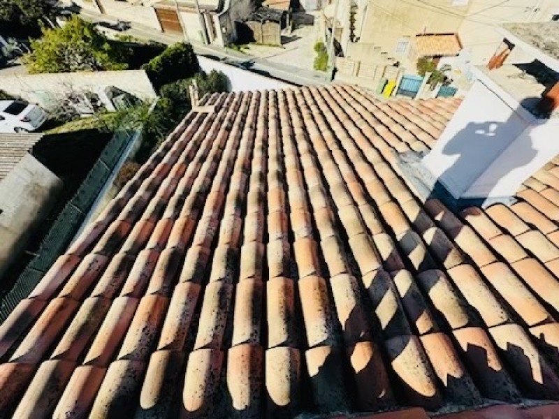 Intervention de couvreur pour un nettoyage de tuiles d'une toiture de maison sur Châteauneuf-les-Martigues 13220 près de Marignane