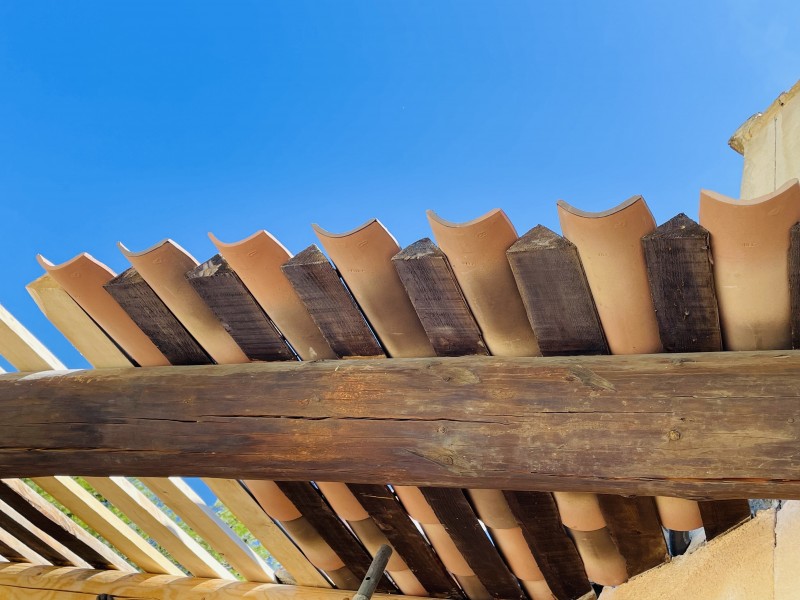 Pose des tuiles canal en courant sur ventabren