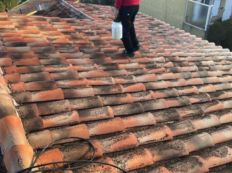 Intervention de couvreur pour un nettoyage de tuiles d'une toiture de maison sur Châteauneuf-les-Martigues 13220 près de Marignane
