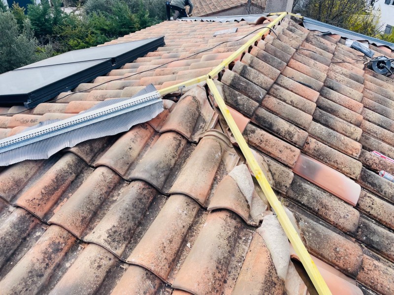 Rénovation d’une toiture type mécanique Abeilles sur Faîtage et nettoyage sur Vitrolles 13127 près de Marignane.