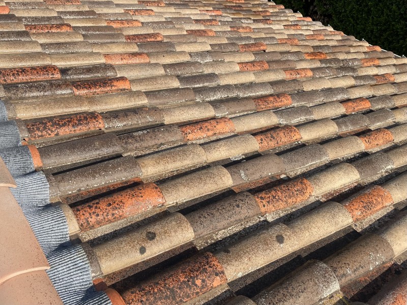 Démoussage et traitement d’une toiture type mécanique sur Mimet 13105 près de Gardanne 13120