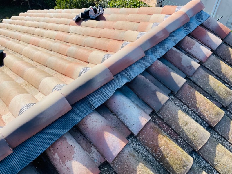 Pose de tuile canal sur faitage sur marignane