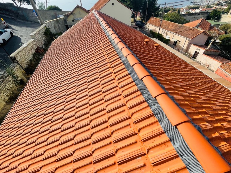 Réfection de toiture tuiles plates de Marseille de maison près de Marignane 13700.