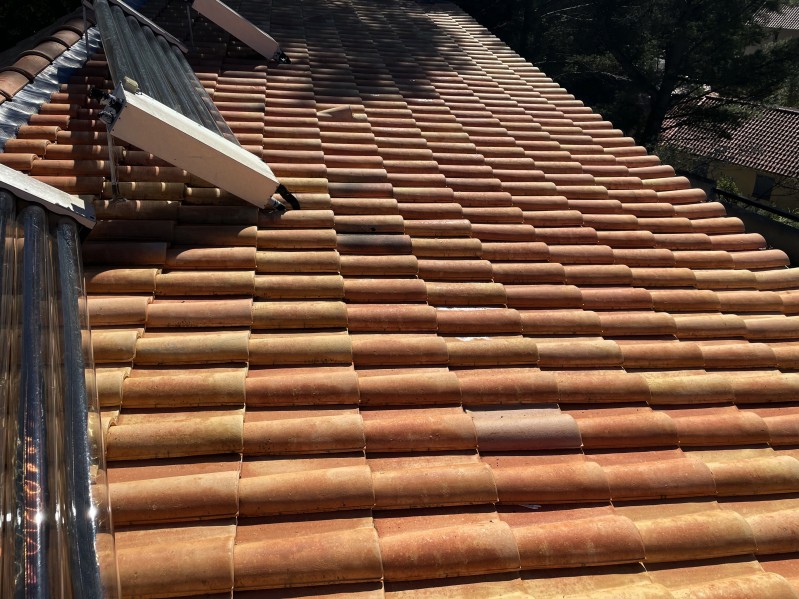 Nettoyage et traitement d’une toiture en tuile mécanique Romane sur Saint-Savournin 13119 près de Gardanne 13120