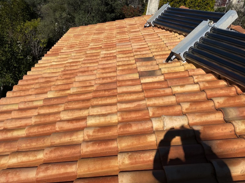 Nettoyage et traitement d’une toiture en tuile mécanique Romane sur Saint-Savournin 13119 près de Gardanne 13120