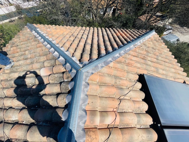 Rénovation d’une toiture type mécanique Abeilles sur Faîtage et nettoyage sur Vitrolles 13127 près de Marignane.