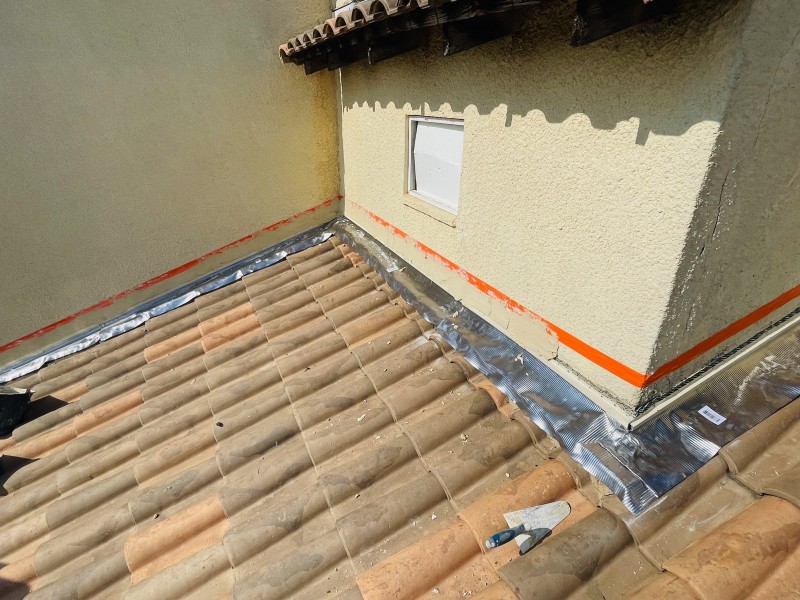 mise en place de l'enduit de finition sur solin sur vitrolles