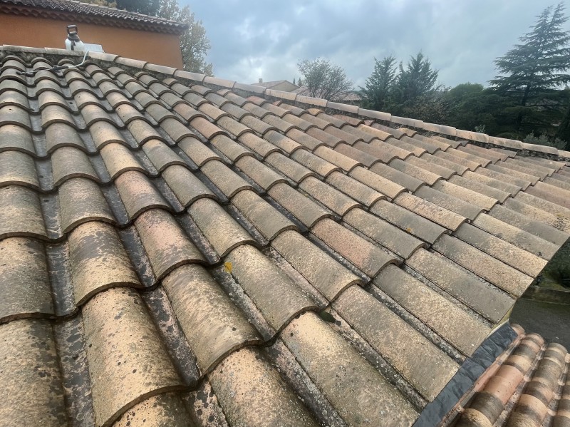 Démoussage et traitement de toiture d’une maison sur Bouc Bel Air près de Marignane.