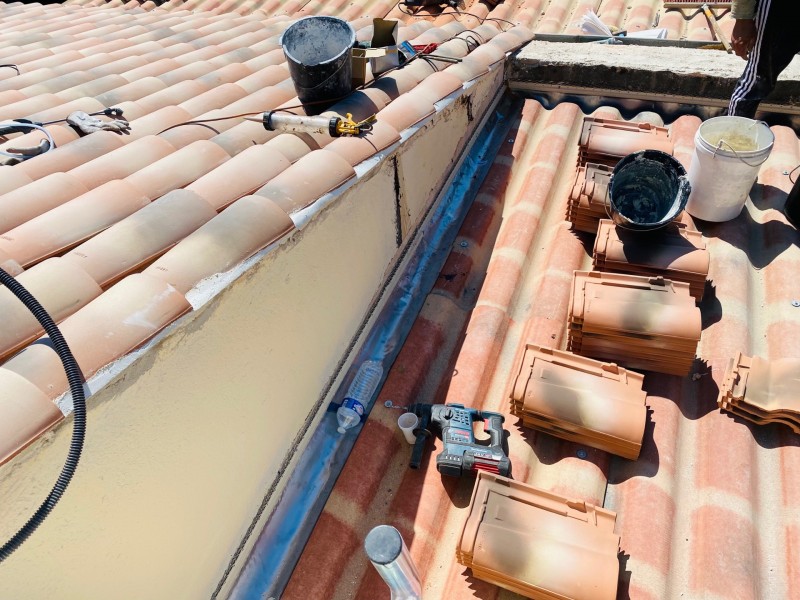 pose des solins plomb en cours sur gignac la nerthe