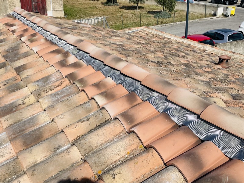 pose des tuiles canal sur le closoir en faitage sur saint victoret