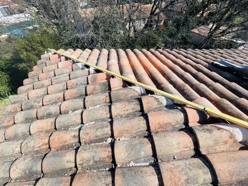 Rénovation d’une toiture type mécanique Abeilles sur Faîtage et nettoyage sur Vitrolles 13127 près de Marignane.