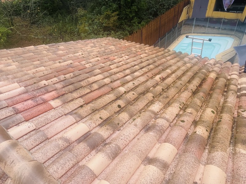 Démoussage et traitement de toiture d’une maison sur Bouc Bel Air près de Marignane.
