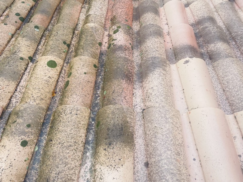 Démoussage et traitement de toiture d’une maison sur Bouc Bel Air près de Marignane.