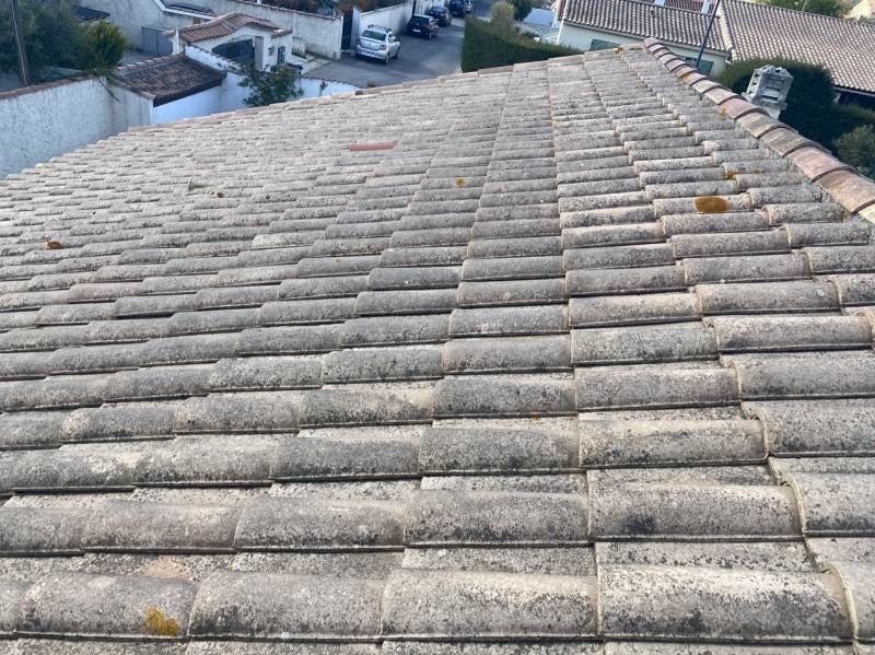 toiture terre cuite sur marignane 13700 avant nettoyage et traitement