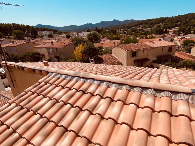Réfection d’une toiture de maison en tuiles mécaniques Romane à Gardanne 13120 près de Aix-en-Provence
