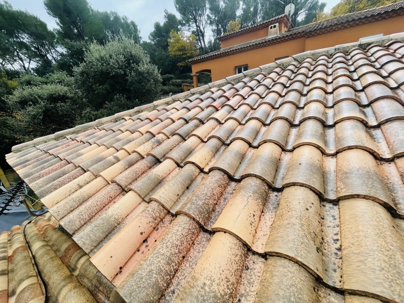 Démoussage et traitement de toiture d’une maison sur Bouc Bel Air près de Marignane.