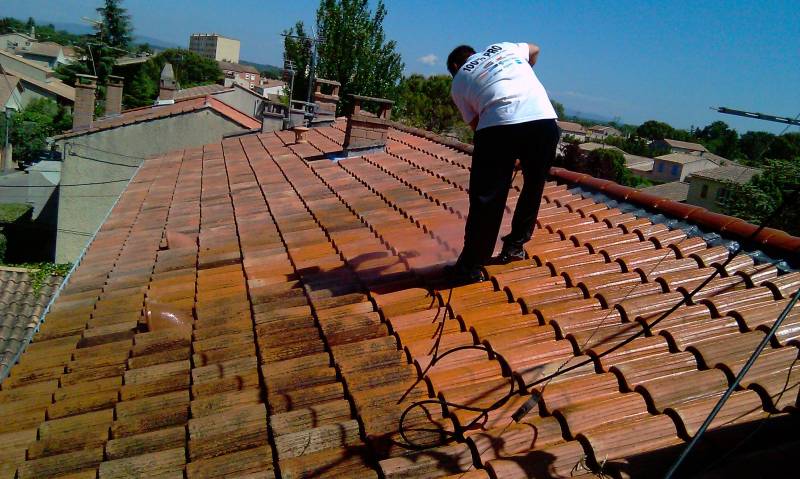 démoussage toiture sur salon de provence
