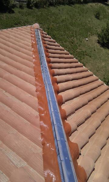 pose closoir rouge sur toiture redland béton près de martigues