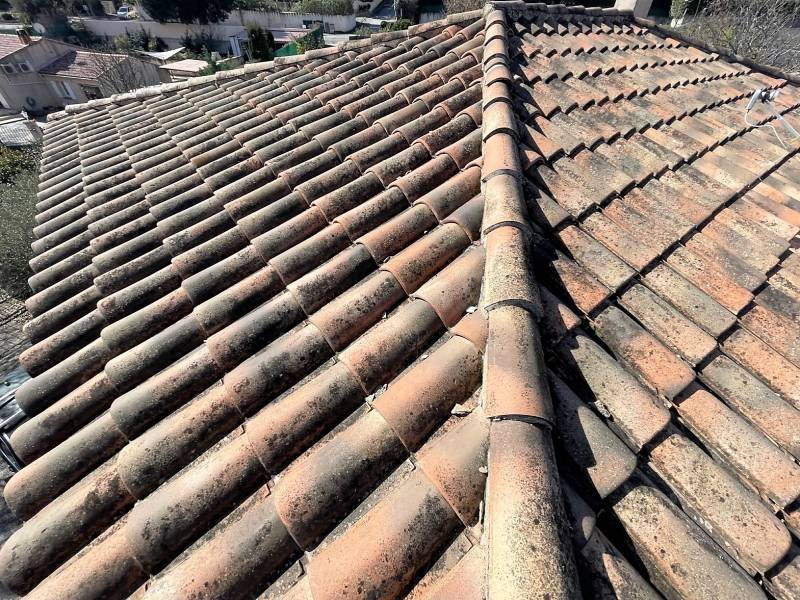 toiture avant intervention de faitage et nettoyage sur vitrolles