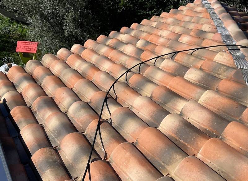 Nettoyage et traitement d’une toiture de maison en tuile Abeille sur Vitrolles 13127 près de Marignane.
