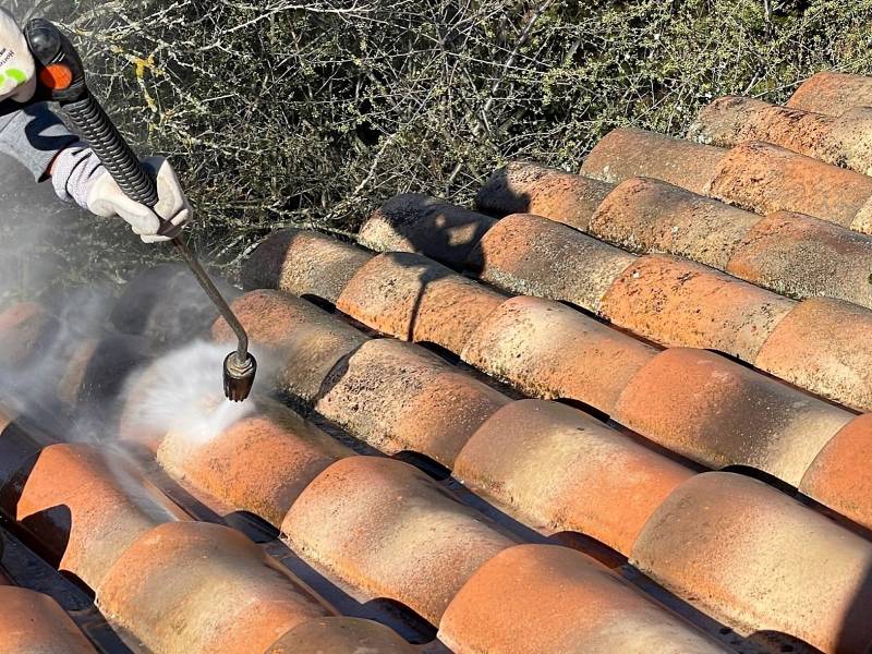 nettoyage des tuiles en cours sur vitrolles