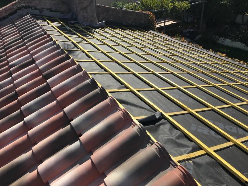 pose écran sous toiture et tuile mecanique par collage