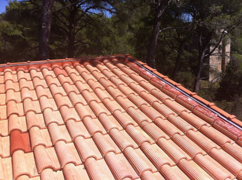 toiture avec nettoyage et traitement sur martigues