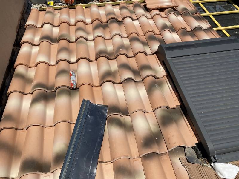 pose de tuile romane mécanique sur salon de provence