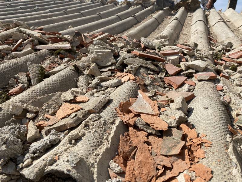 Dépose des Tuiles sur Plaque sous toiture sur Marseille