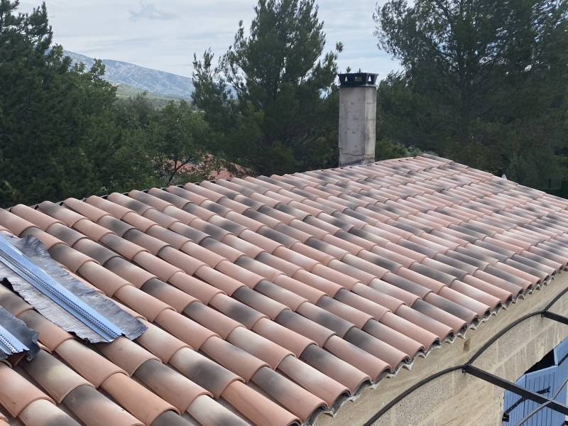 Refection de toiture en pst avec tuile canal en finition sur aix en provence