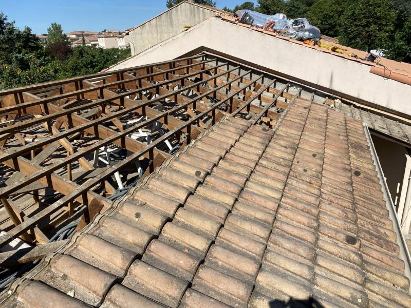 Dépose des Tuiles pour changement de Toiture près de Vitrolles