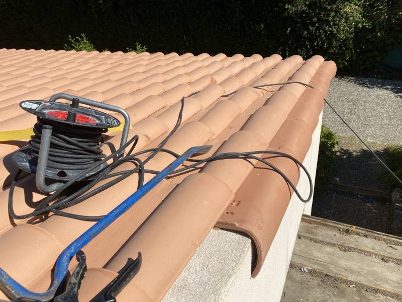 Pose de tuiles de rive à rabat près de vitrolles