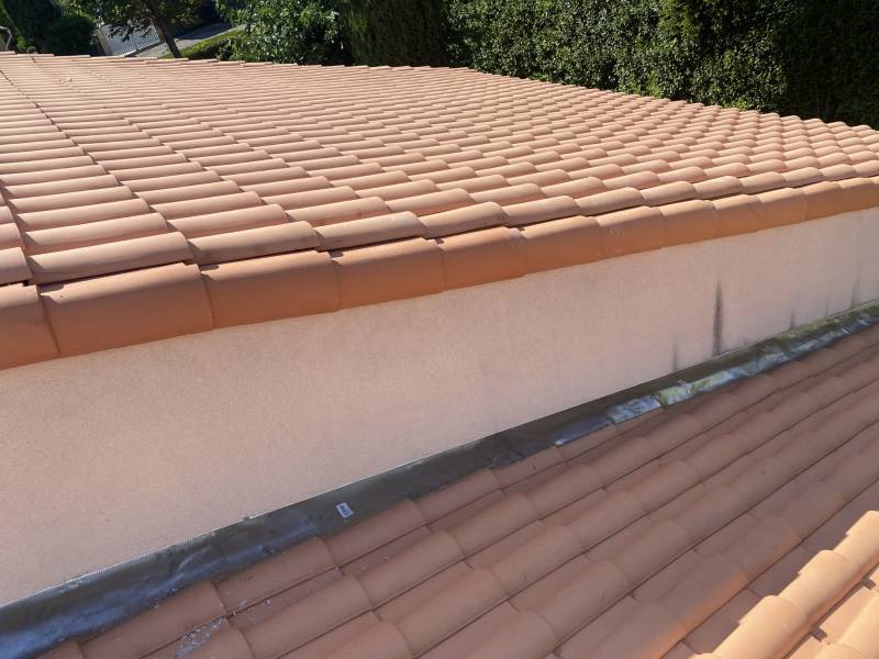 pose de tuiles romane avec solin plomb près de Vitrolles