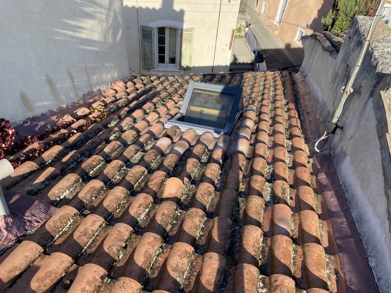 toiture salon deprovence avant intervention démoussage