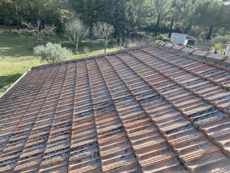 toiture avant nettoyage sur ventabren 13122