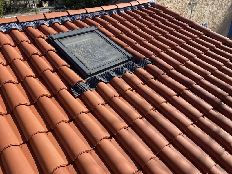 toiture romane rouge prés d'aix en provence